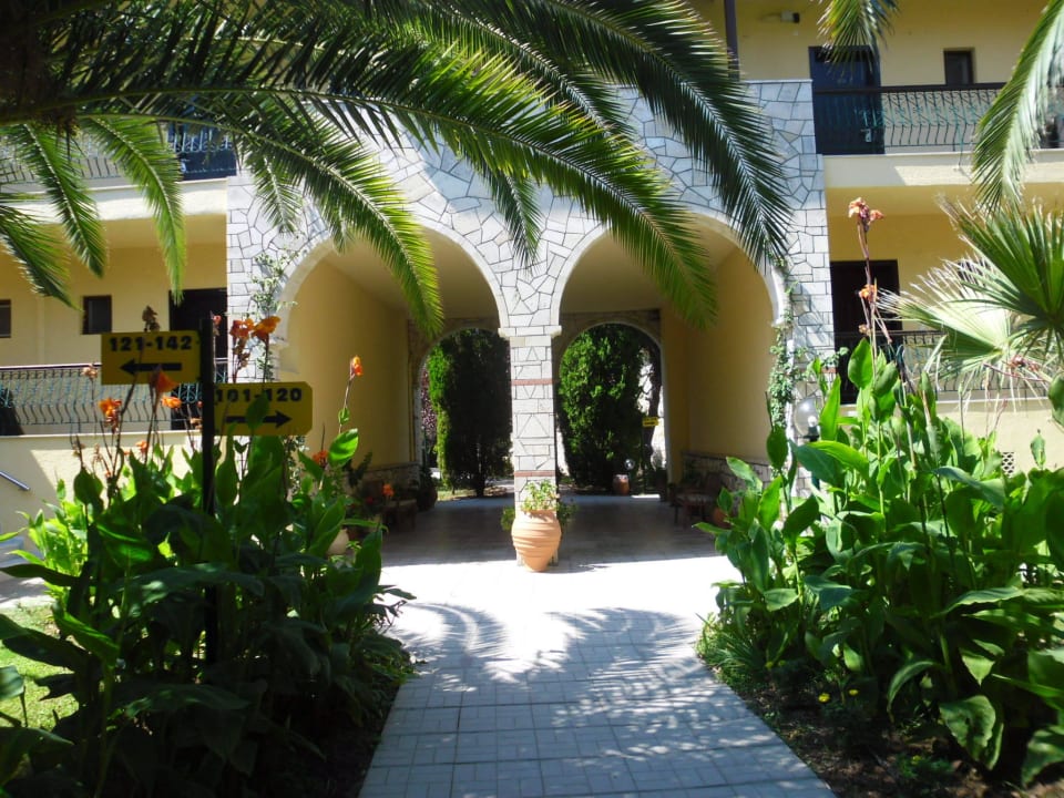Weg durch die Anlage durch ein Wohnhaus  Hotel Portes Beach