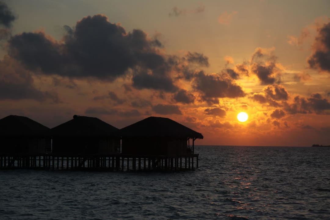 Sonnenuntergang bei den Wasserbungis Filitheyo Island Resort