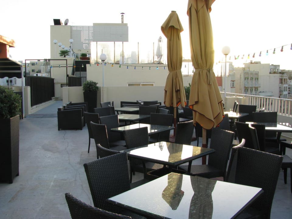 Sitzplätze der Bar auf den Dach Hotel Plaza & Plaza Regency
