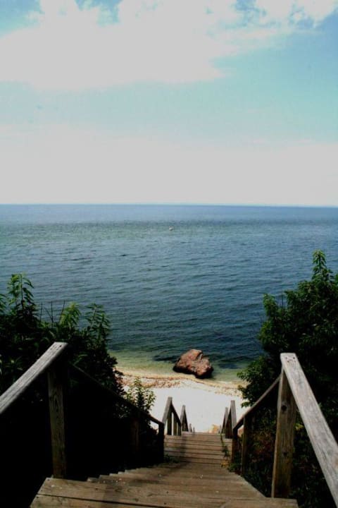 Hotel beach By The Bluff Bed & Breakfast