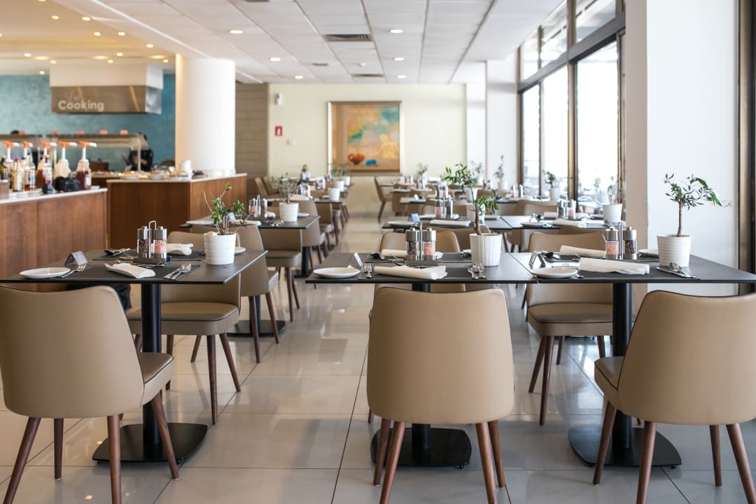 Gastro Crystal Springs Beach Hotel