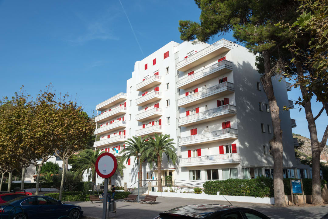 Von der ruhigen Strasse her gesehen Universal Hotel Laguna