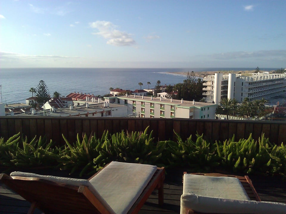 Zwei Liegen auf der Dachterrasse Bull Escorial & Spa