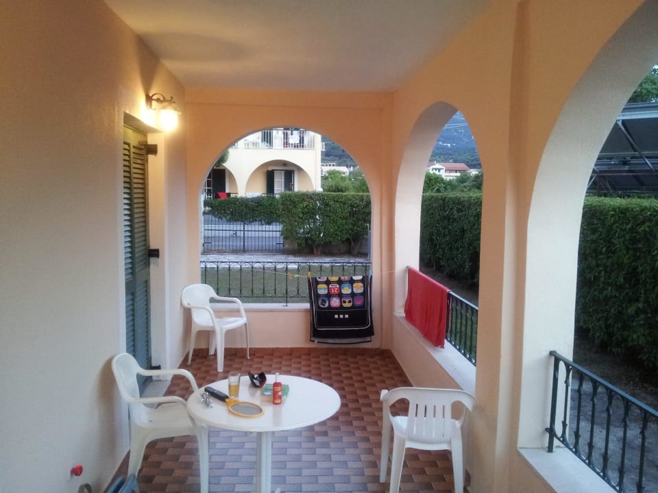 Die Terrasse zum Appartement Acharavi Beach Hotel