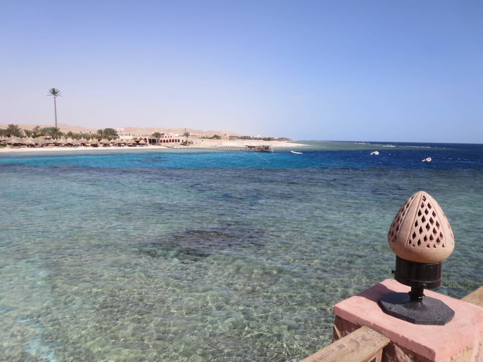 Blick von Restaurantterrasse Richtung Tauchbasis Mövenpick Resort El Quseir
