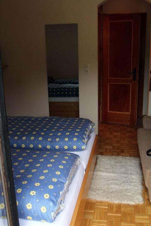 Ausreichend Platz im Zimmer Hotel Berggasthof Markbuchen