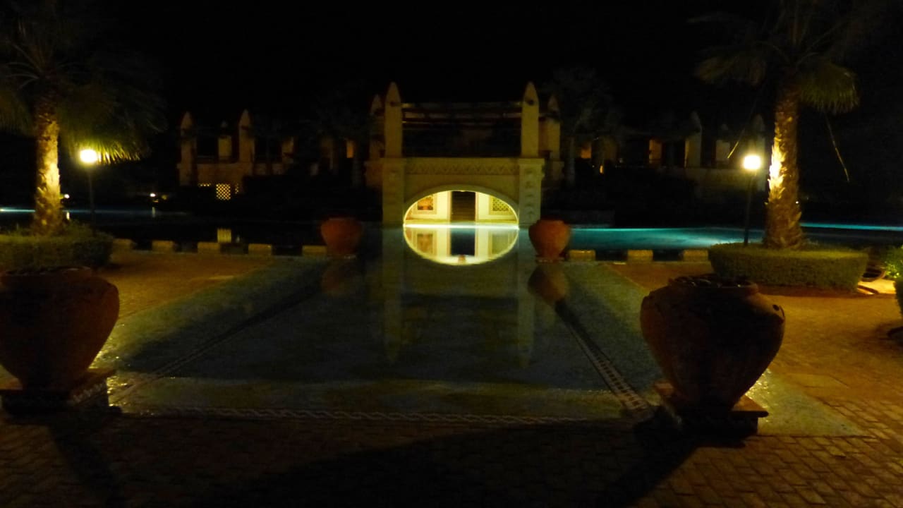 Hauptpool bei Nacht Hotel Riu Touareg