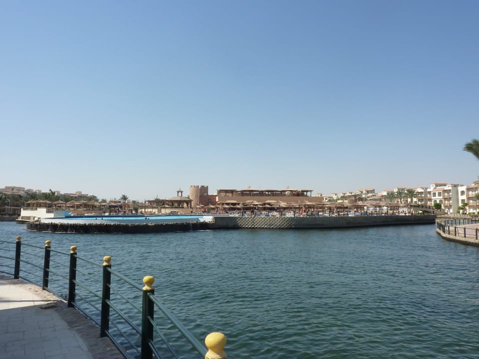 Blick über die lAgunge zur Insel mit dem Castello Pickalbatros Dana Beach Resort - Hurghada