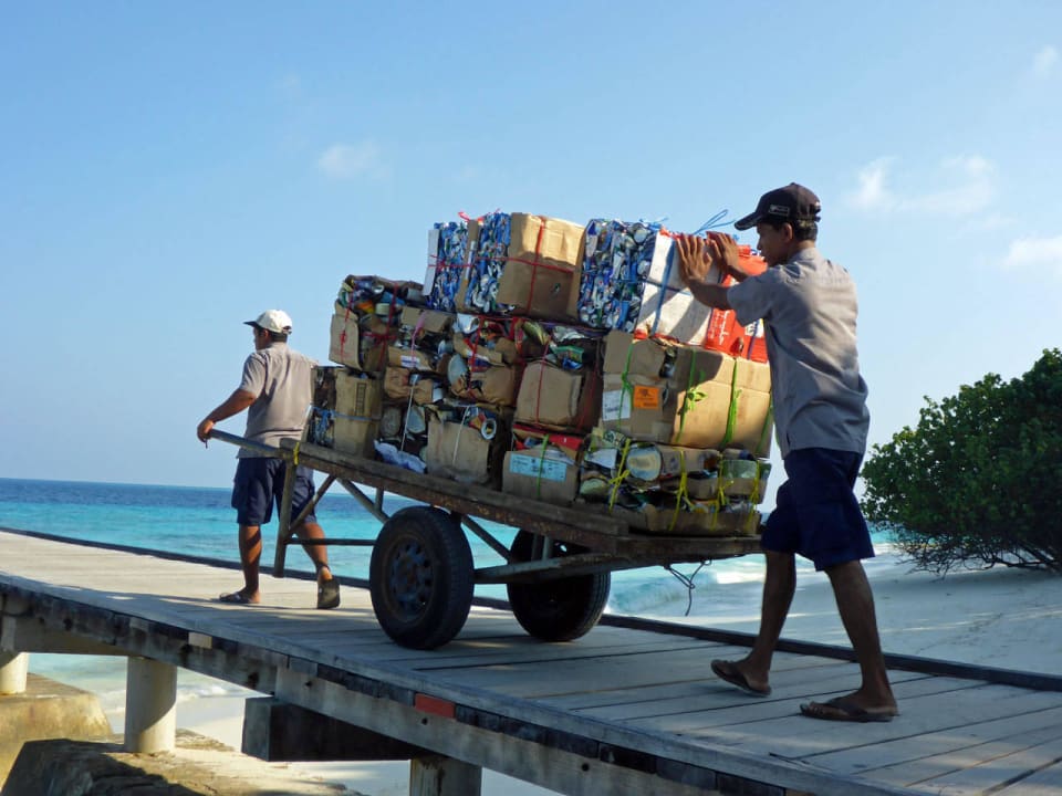 Der Müll wird verschifft NH Collection Maldives Reethi Resort