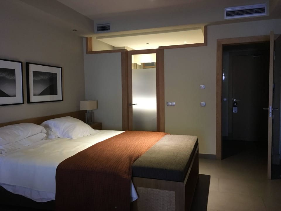 Blick auf Bett, Bad und Zimmereingang Hotel Playa Calera