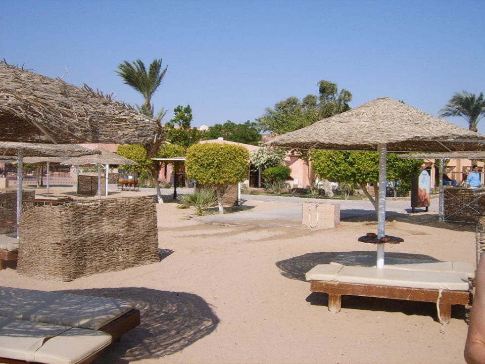 Blick vom Strand zur Anlage Eagles Paradise Abu Soma