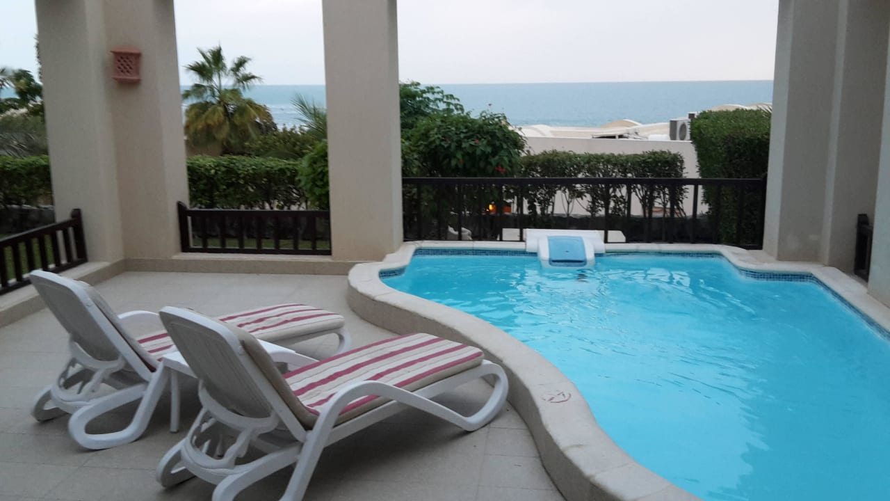 Unser Pool The Cove Rotana Resort
