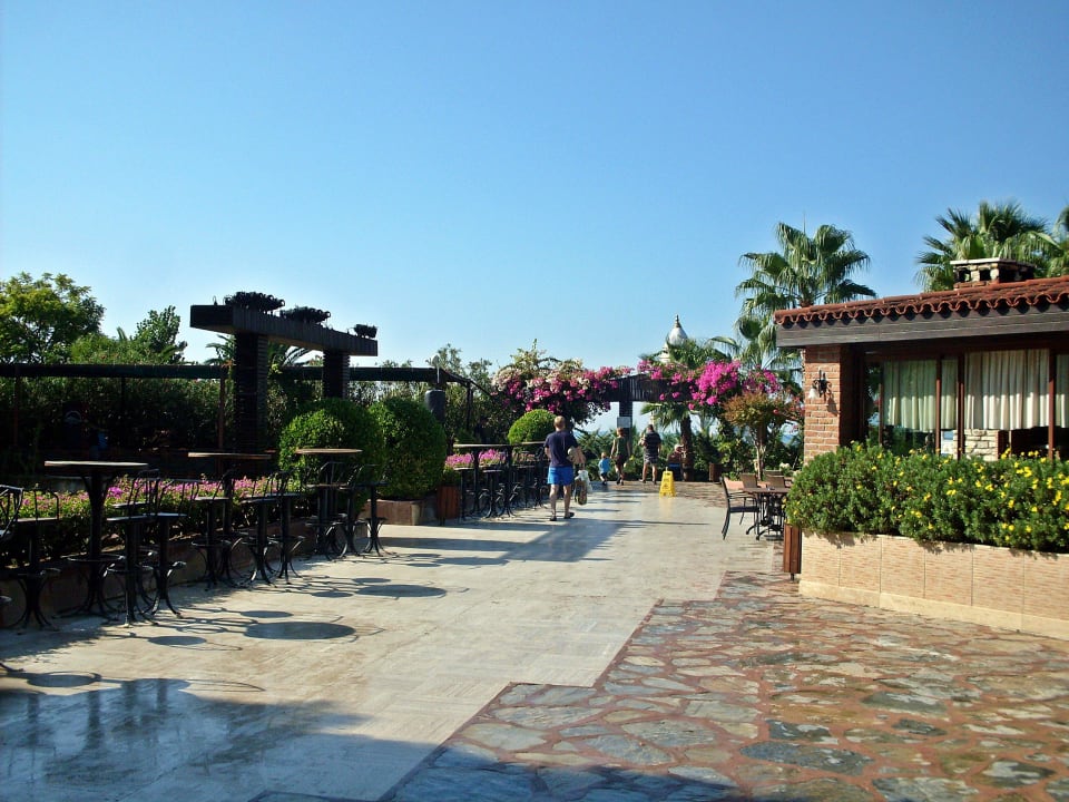 Platz beim Pool (links Theater, rechts Restaurant) Alba Resort Hotel