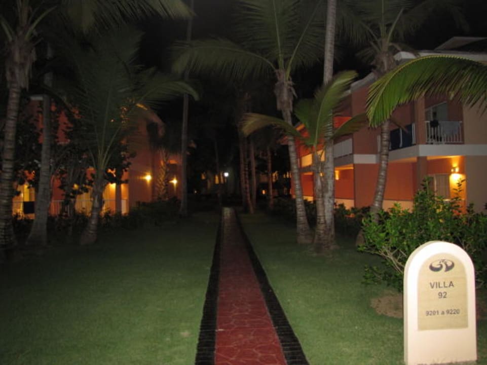 Teren hotelu w nocy Hotel Grand Palladium Palace Resort, Spa & Casino