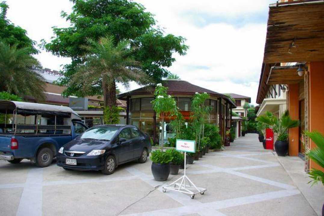 Plaza von der Hauptstraße aus Iyara Beach Hotel