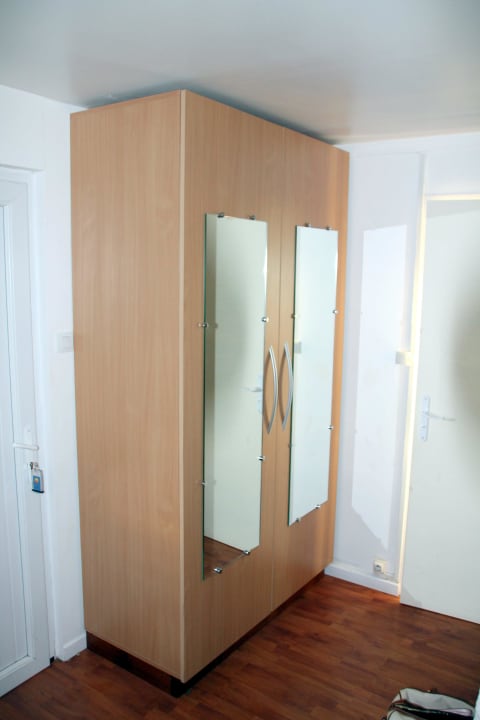 Zimmerschrank Hotel Comfort Marseille Airport