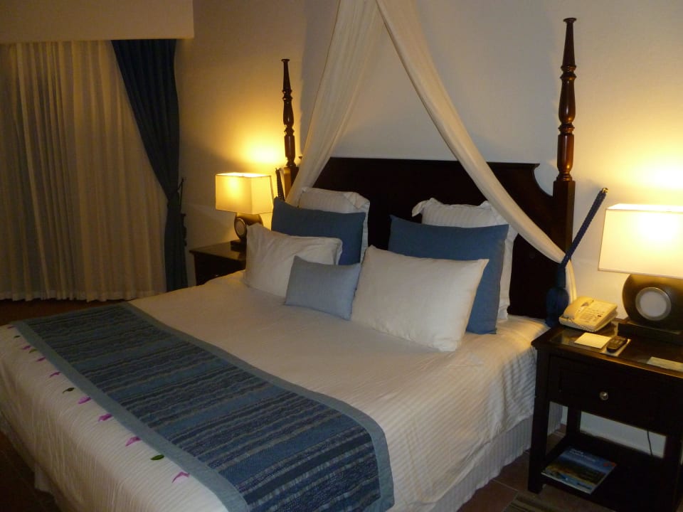 Großes Doppelbett Dreams La Romana Resort & Spa