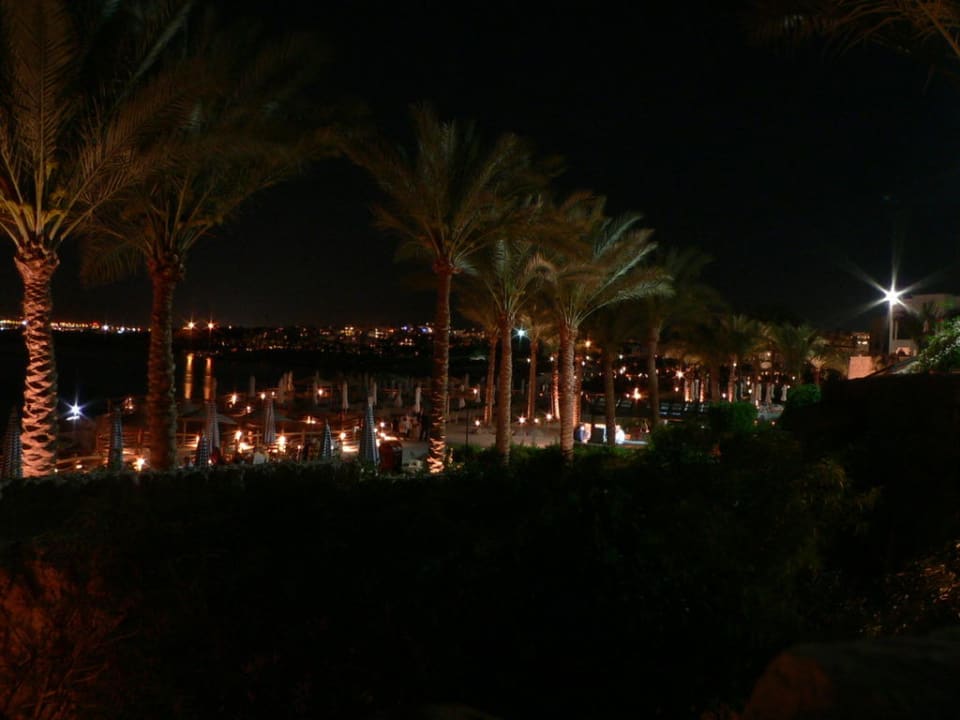 Blick zum Strand bei Nacht Sharm Plaza