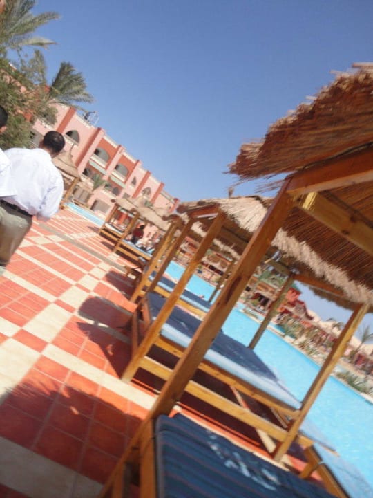 Leżaki przy basenie Pickalbatros Aqua Vista Resort - Hurghada