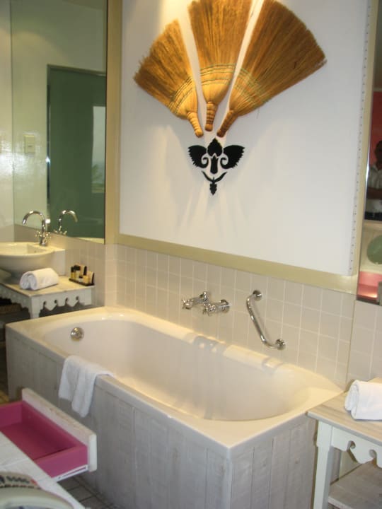 Badewanne steht dirkt hinter dem Bett The Marmara Antalya Hotel