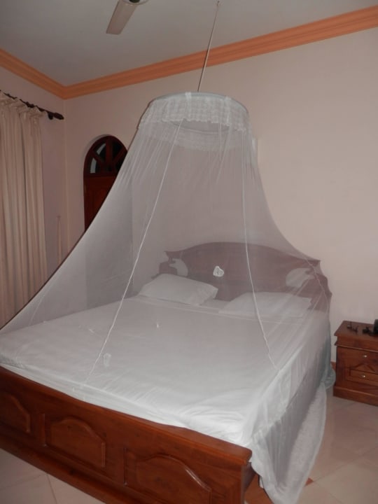 Bett mit Mosquito-Netz Hotel Bentota Village