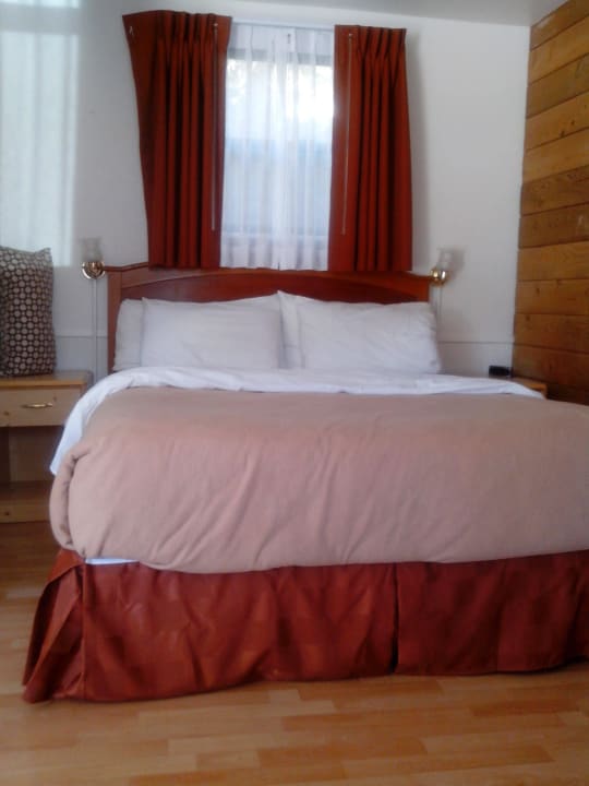 Queen Bett Lodge June Lake Villager