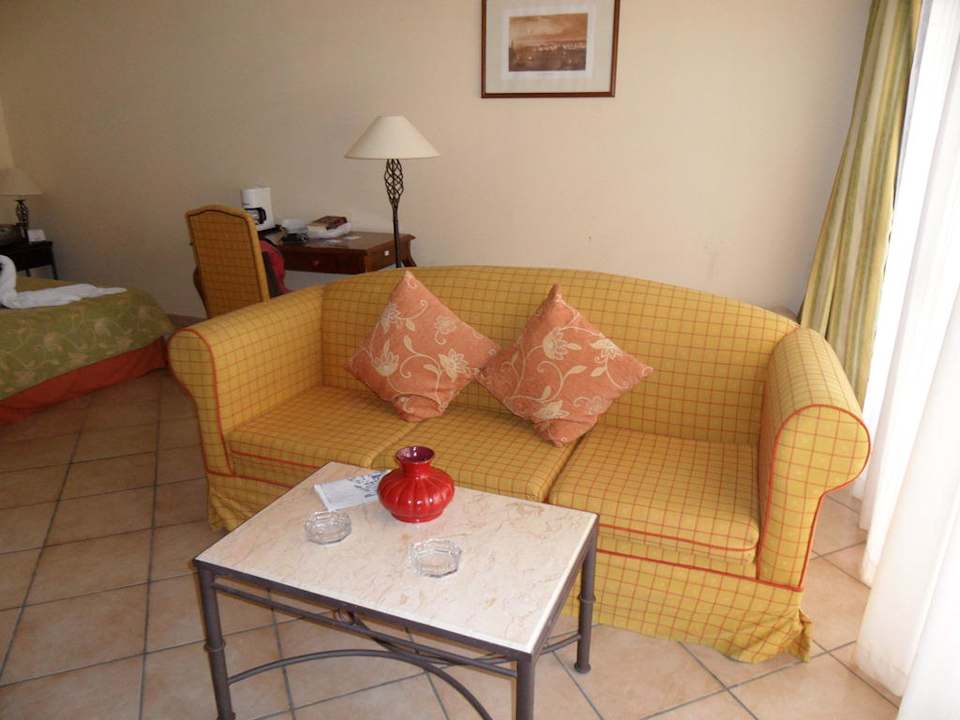 Couch und dahinter befindet sich das Zustellbett Iberostar Origin Playa Alameda