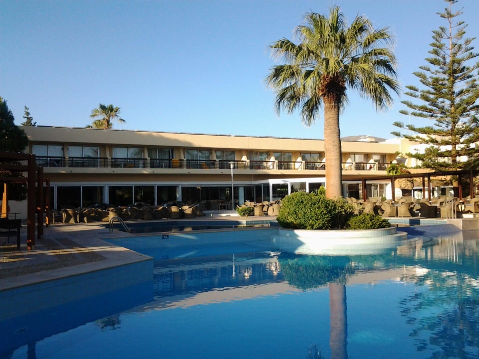 Hauptpool mit Haupthaus im Hintergrund Phãea Cretan Malia