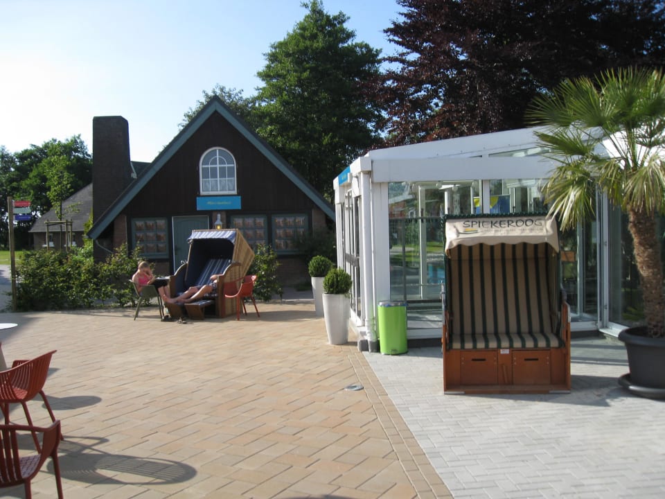 Außenanlage mit Strandkörben DJH Resort Neuharlingersiel