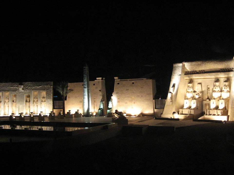 Вечером на шоу Pickalbatros Alf Leila Wa Leila Resort - Neverland Hurghada