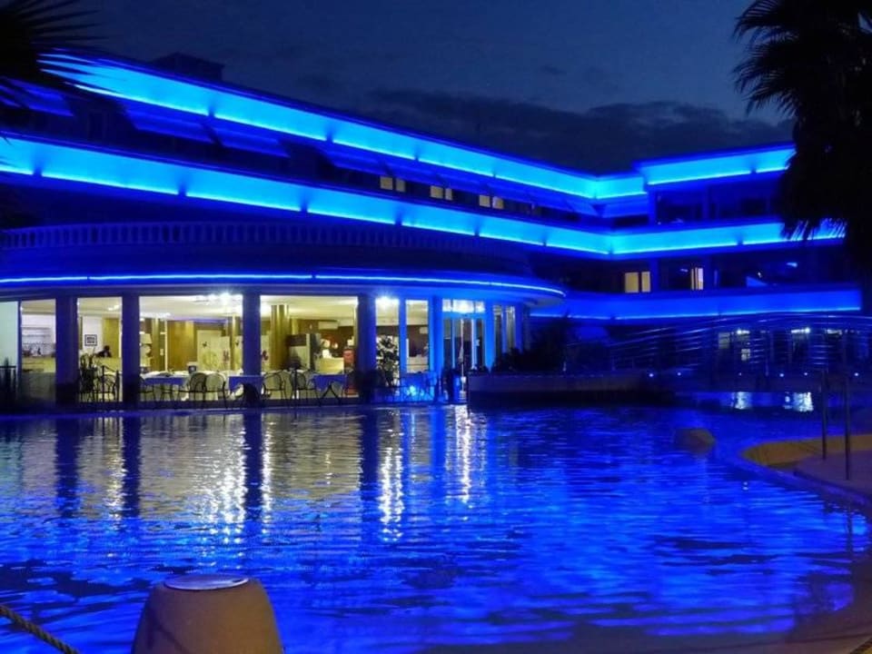 Pool bei Nacht Hotel Residence Relais Du Lac