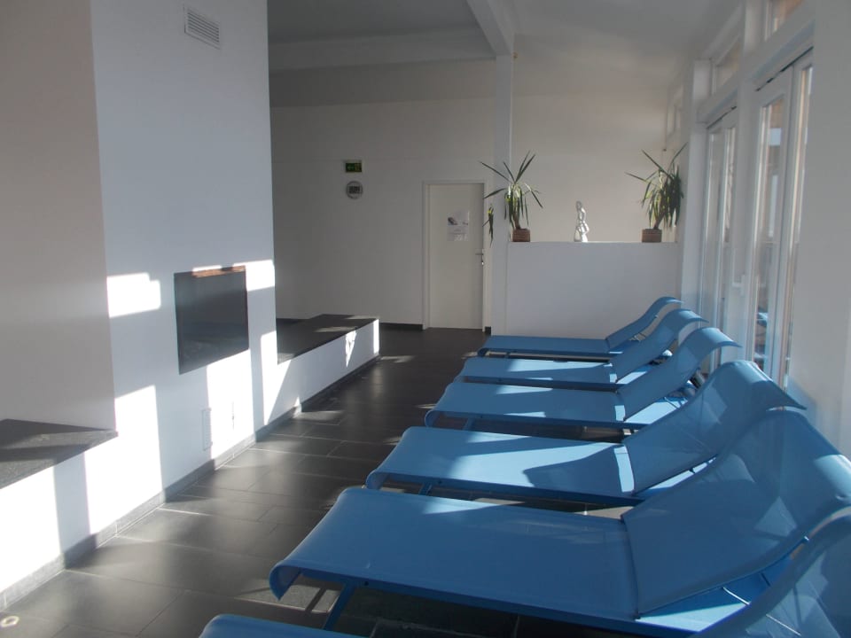 Liegen im Schwimmbad Boutique Hotel Bellevue Lermoos