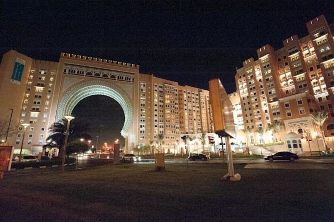 Aussenansicht bei Nacht Oaks Ibn Battuta Gate Dubai