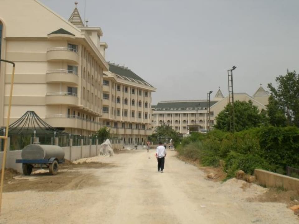 Weg vom Strand zum Hotel, links Neubau Calimera Hane Garden