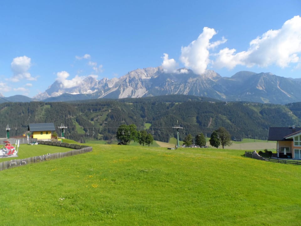 Blick aus dem Hotel zum Dachsteinmassiv Hotel Erlebniswelt Stocker