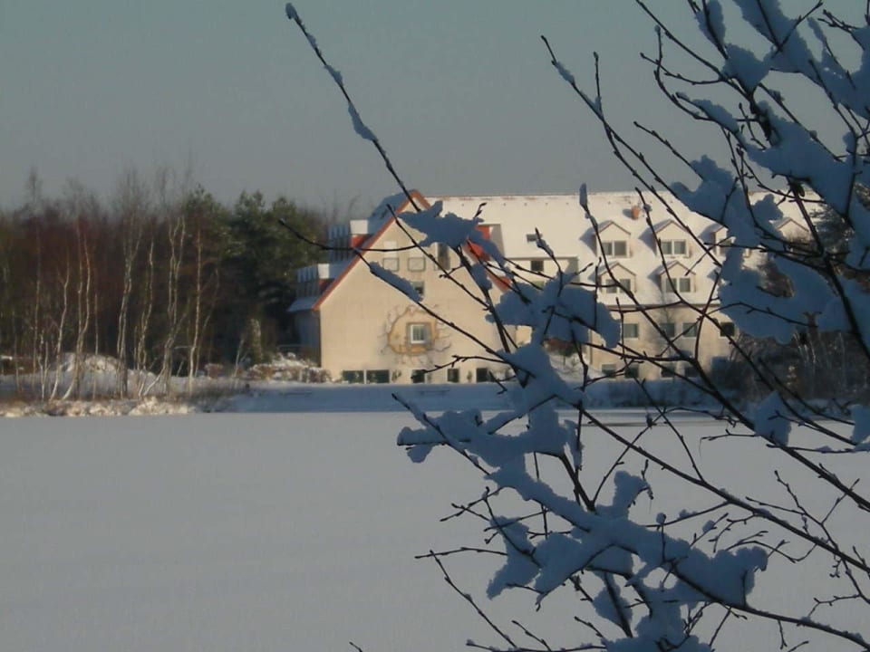 Blick zum Hotel über verschneites ottermeer Ferien Hotel Ostfriesland