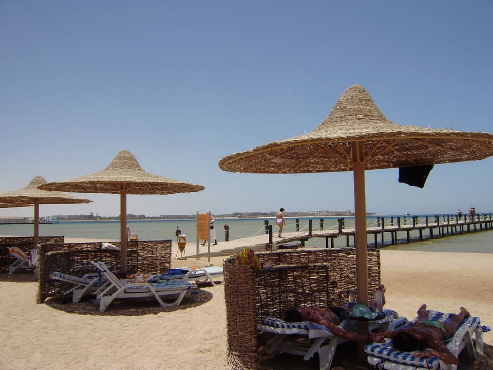 Strand mit Steg zum Riff Stella Beach Resort & Spa Makadi Bay