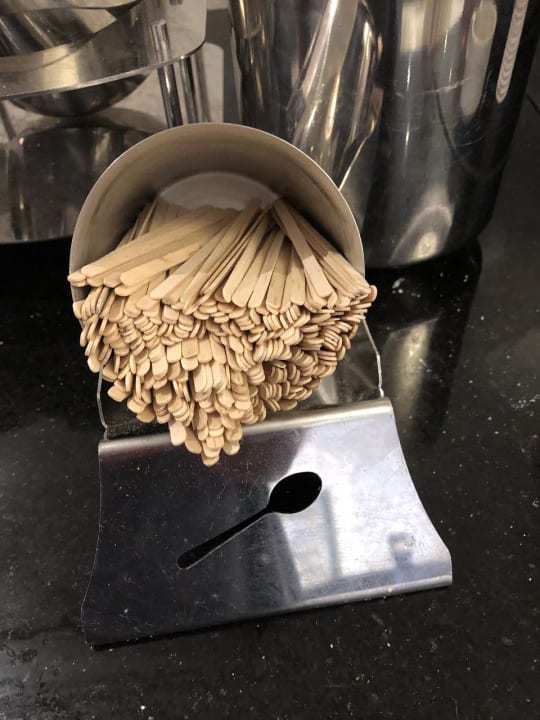 Kaffeestäbchen als Löffel! Azura Deluxe Resort & Spa Hotel