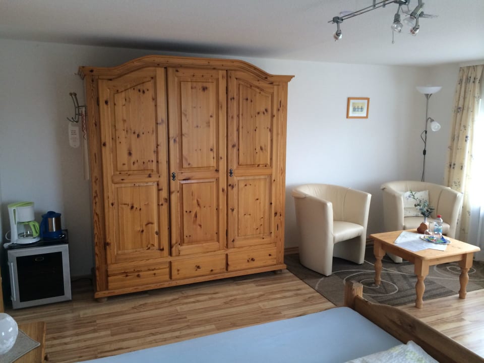 Kleiderschrank / links Kühlschrank Gästehaus Reblandhof Siebenhaller