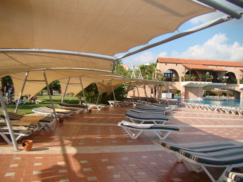 Лежаки у бассейна Limak Limra Hotel & Resort