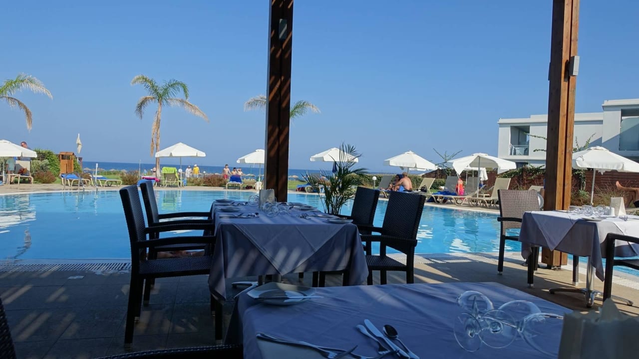 Pool nähe Strand Asterias Beach Resort