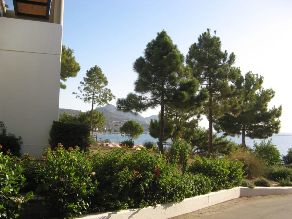 Weg vom Zimmer zum  Restaurant alltoura Club Hotel Porto Angeli Beach Resort