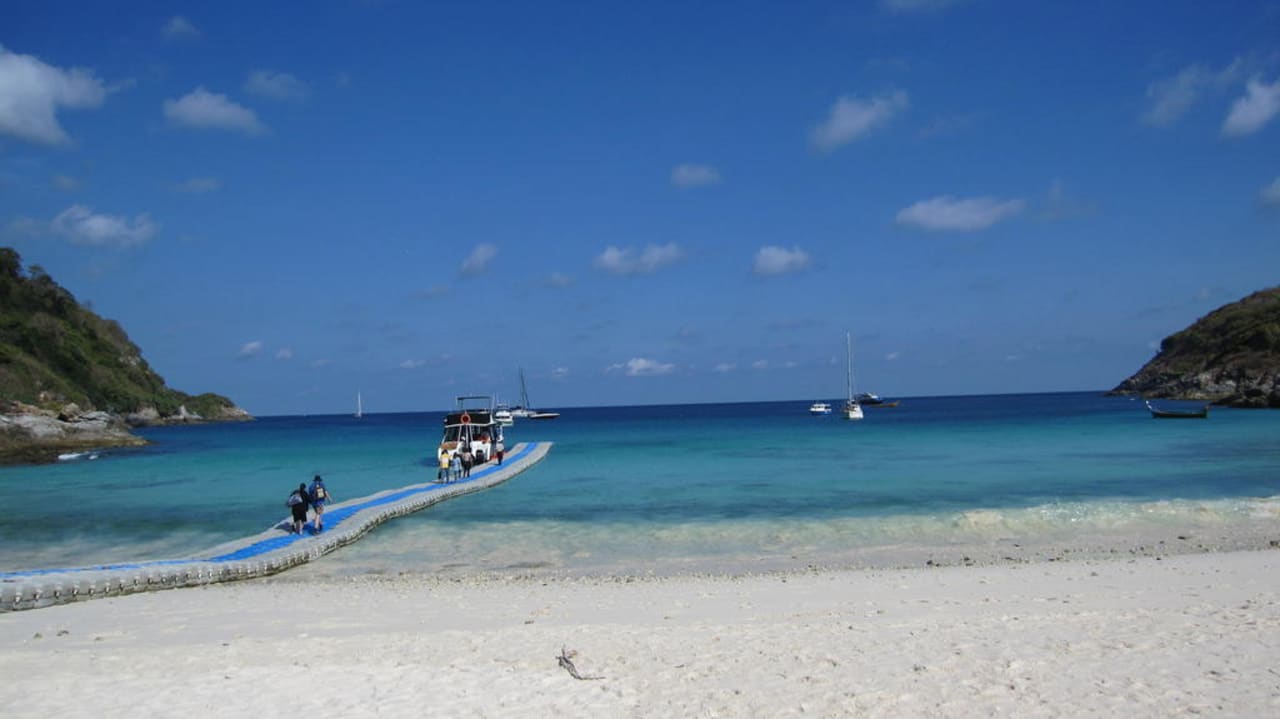 Blick in die Bucht  Hotel The Racha