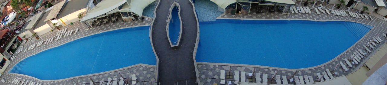 Widok basenu z tarasu. Hotel Glarus Beach