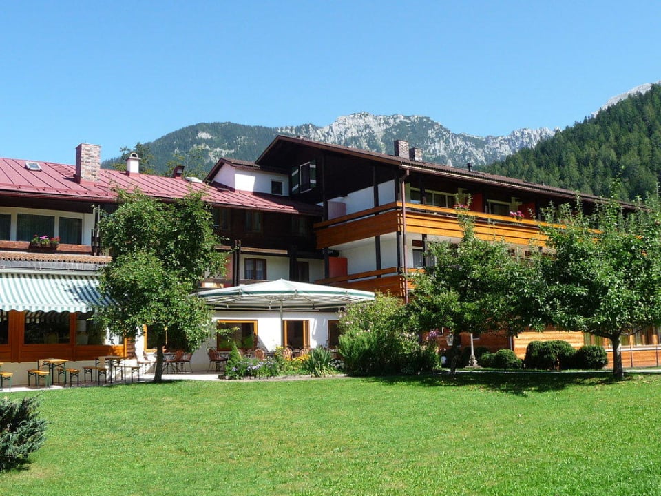 Blick zur Außenterrasse Alm- & Wellnesshotel Alpenhof