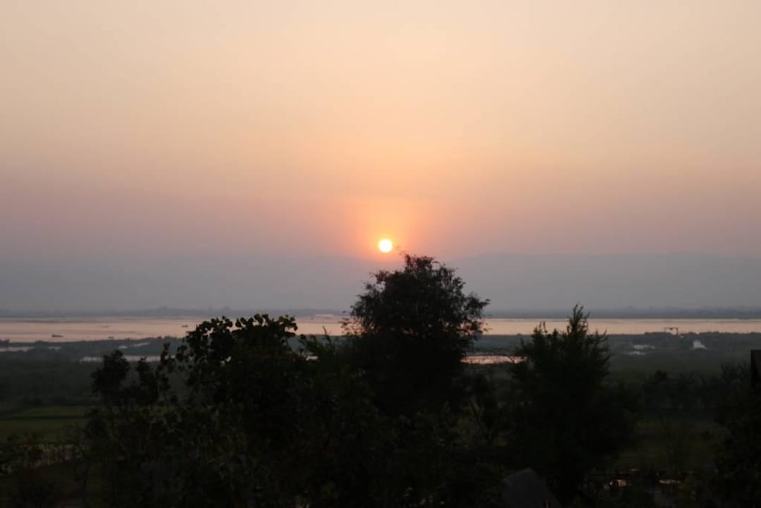 Sonnenuntergang am Inle-S>ee Amata Garden Resort