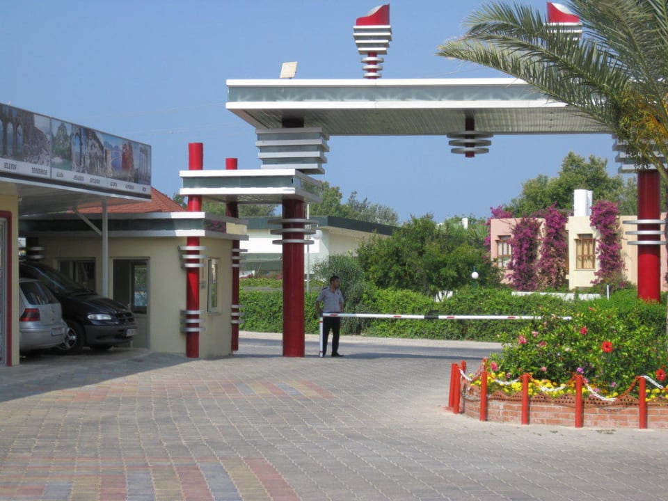 Wache vorm Hotel Hotel Orfeus Park