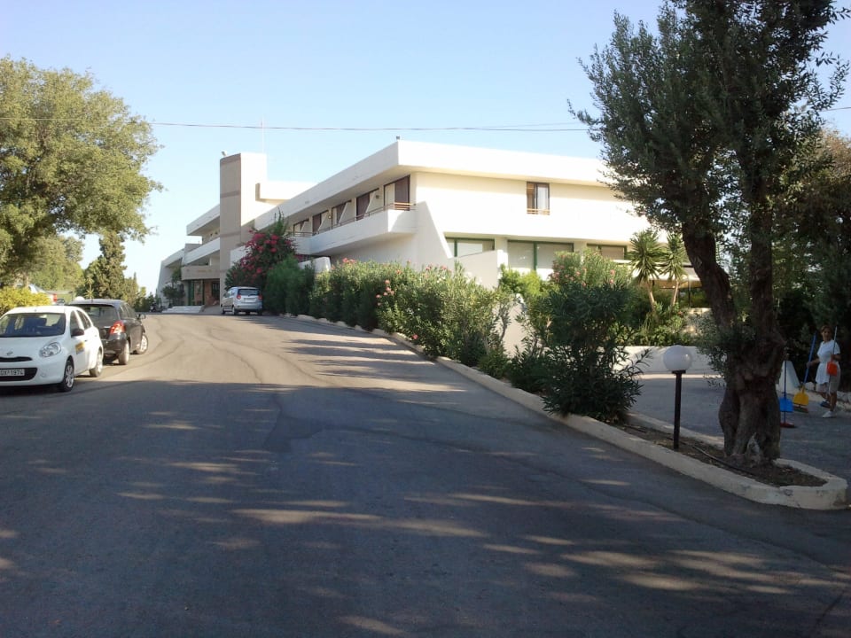 Blick auf das Hotel von der Auffahrt aus Hotel Kalithea Sun & Sky