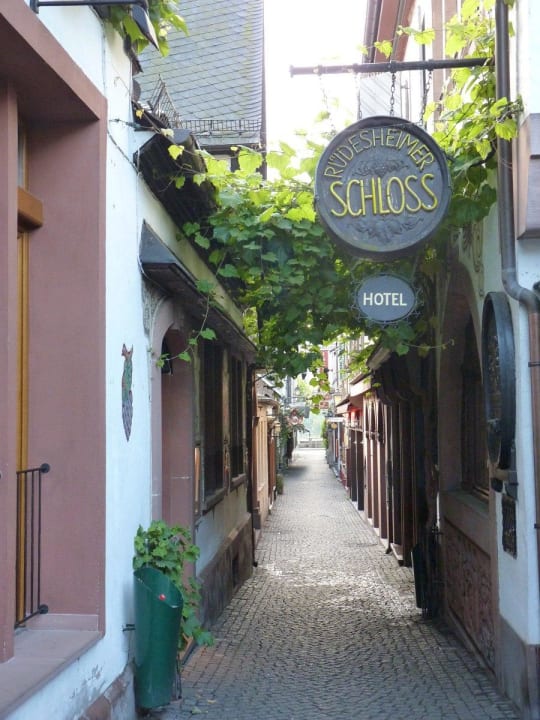 Drosselgasse, mal ohne Trubel Breuers Rüdesheimer Schloss