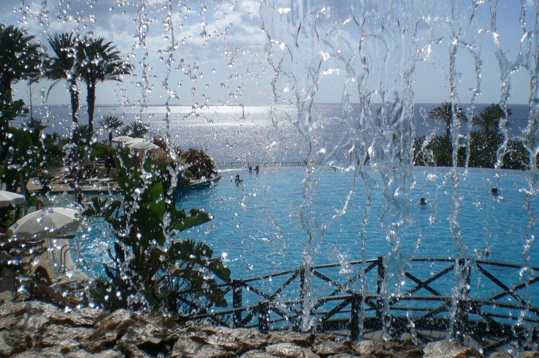 Blick durch den Wasserfall R2 Rio Calma Hotel & Spa & Conference